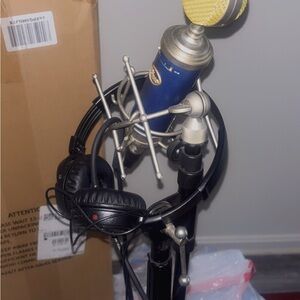 Blue Microphones Condenser Microphone with Stand